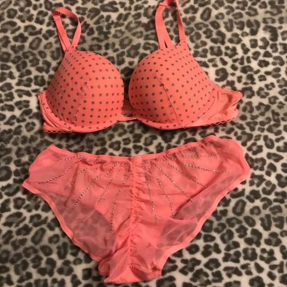 Victoria’s Secret Bra Set - Picture 1 of 8